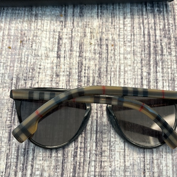 New Burberry Women’s Black Aviator Sunglasses.Authentic with box. - Picture 2 of 6